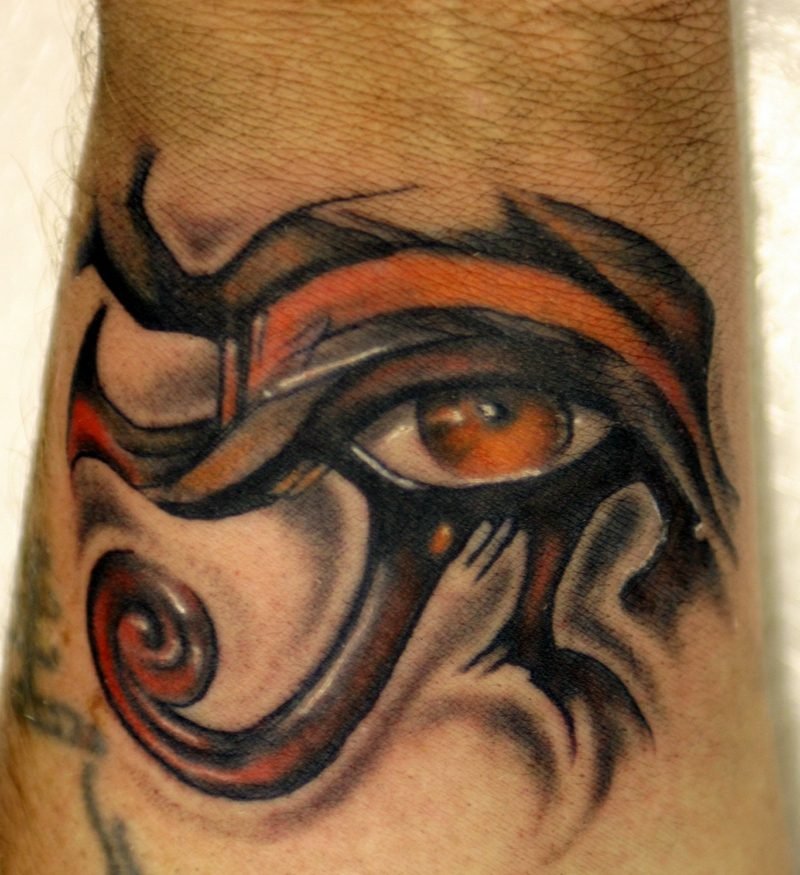 horus eye oransje tatovering