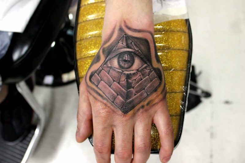 pyramid øye tatovering