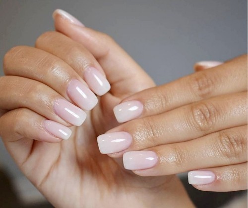 Baby Boomer Nails je nová moderní francouzská manikúra se světlými nehty růžovo -bílé ombre