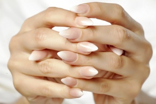 Babyboomer Nails je nová moderní francouzská manikúra s mandlovými ombre nehty