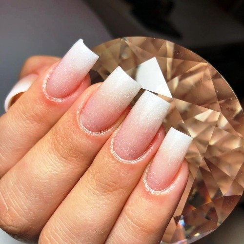 Babyboomer Nails je nová moderní francouzská manikúra s obdélníkovými třpytivými francouzskými nehty