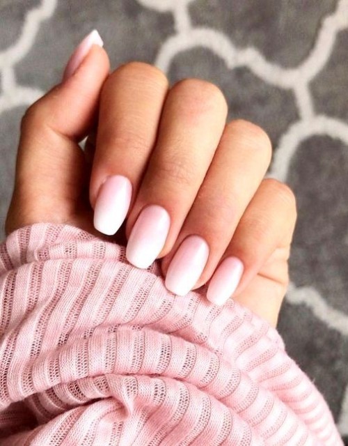 Babyboomer nail je nová moderní francouzská manikúra růžová bílá oválná a stylová