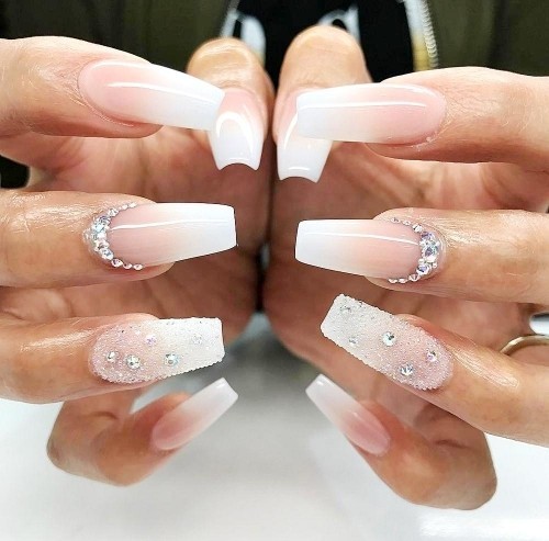 Babyboomer Nails je nová moderní francouzská manikúra s dlouhými obdélníkovými nehty s nálepkami a krystaly