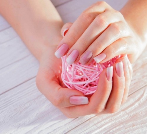 Babyboomer Nails je nová moderní francouzská manikúra s krátkými elegantními nehty a růžovou bílou barvou