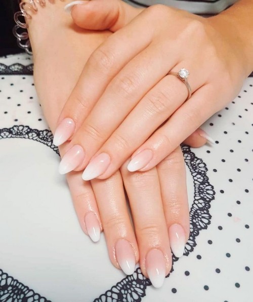 Babyboomer nails je nový moderní francouzský manikúrní ombre francouzský nehtový mandlový tvar