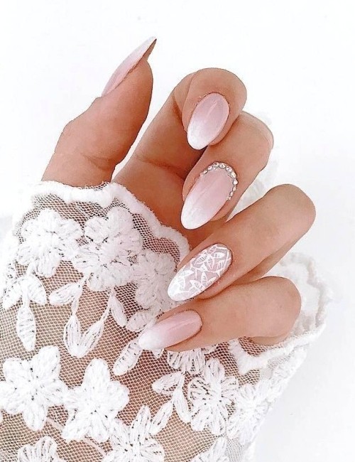 Babyboomer Nails je nová moderní francouzská manikúra, svatební nehty s růžovým a bílým přízvukem giltzer