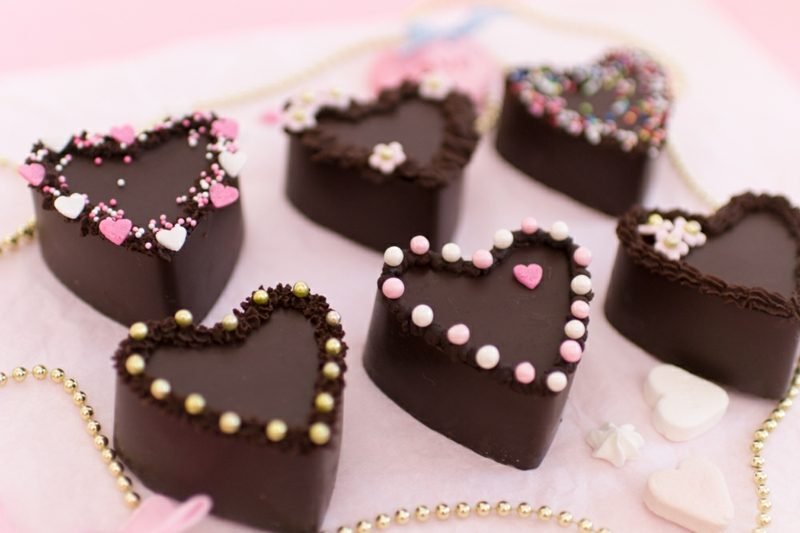 Bήσιμο με παιδιά akeήστε σοκολάτες καρδιές