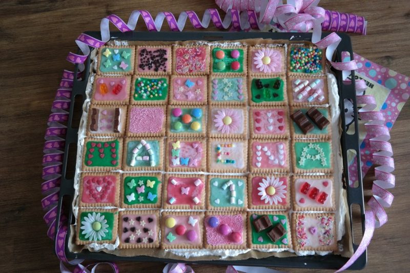 Akingήσιμο με παιδιά κέικ πλακιδίων με μπισκότα βουτύρου