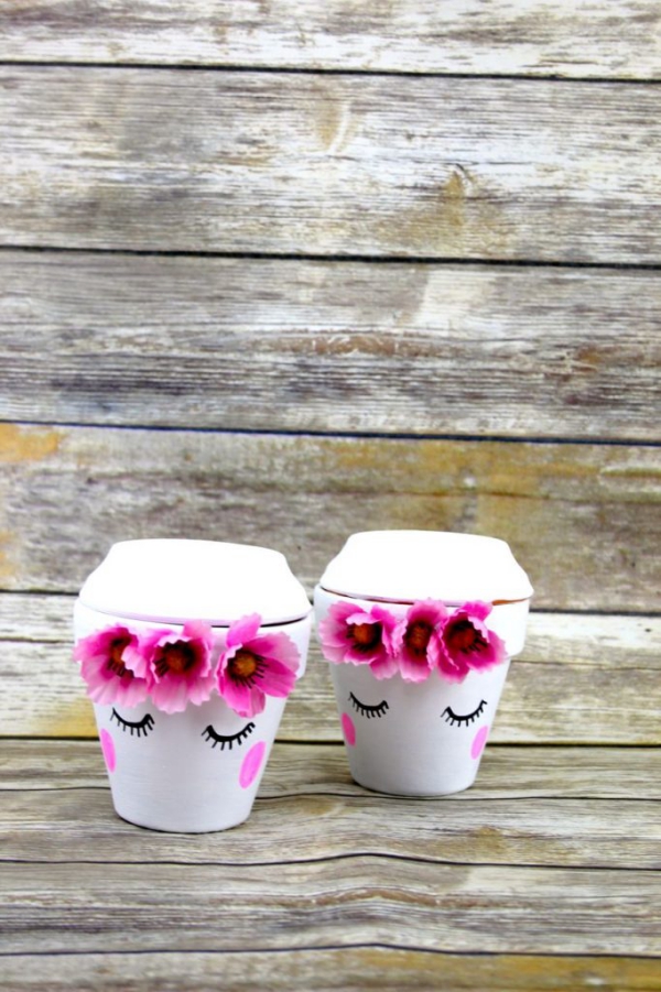 Lag med leirgryter - 40 kreative ideer og veldig enkle instruksjoner blomsterpike hvite potter