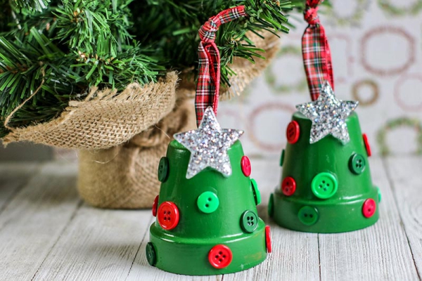 Håndverk med leirgryter - 40 kreative ideer og veldig enkle instruksjoner Julepynt grønne potter knapper