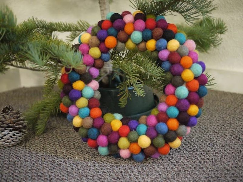 Lag flotte adventskranser laget av filtballer til jul