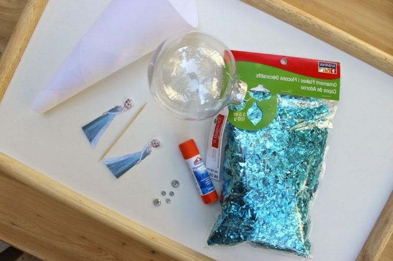 Håndverk til jul med barna Julekuler isdronning nødvendige materialer
