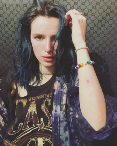(Bella Thorne demonstruoja savo naują rašalą. Nuotrauka: JonBoy/Instagram) Naujoji Bella Thorne tatuiruotė yra išorinėje dilbio dalyje, joje yra nedidelis skaičius „93“, rašytas raudonos rašomosios mašinėlės šriftu. Kūrinys praėjusią savaitę buvo debiutuotas internete „JonBoy“ „Instagram“ paskyroje, o tatuiruočių meistras šūvį parašė šiek tiek paslaptingai (bet tiksliai) „93“. Nuo tada, kai ji pirmą kartą buvo atskleista, buvo daug spekuliacijų dėl Thorne'o rankos tatuiruotės prasmės, ir prieš klausdami, ne, ji gimė ne 1993 m. Ji iš tikrųjų gimė 1997 m. ), tačiau jos vyresnės sesers Dani gimtadienis yra 1993 m. sausio 19 d., todėl gali būti, kad aktorės rankos tatuiruotė yra duoklė jų seserų ryšiui.