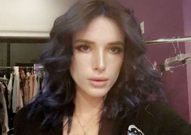 („Bella Thorne“ su nosies pertvara. Nuotrauka: Bella Thorne/„Snapchat“) „Thorne“ yra tik viena iš nedaugelio įžymybių, pastaruoju metu suvokusių raudono rašalo išskirtinumą, kita-Kylie Jenner, turinti daugybę raudonų spalvų tatuiruočių per visą jos kūną, įskaitant mažą raudoną širdies kontūrą ant rankos nugaros, fonetinę žodžio „sveikas protas“ rašybą ant klubo, močiutės vardą „Mary Jo“ ant rankos ir raižytą „M“. “Tatuiruotė ant rausvo piršto. Paklausta vieno iš jos „Twitter“ sekėjų apie raudono rašalo priežastis, Jenner atsakė: „Nes raudona yra kitokia“.