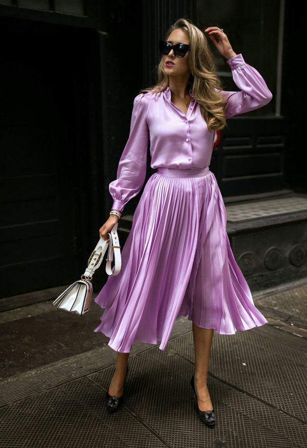 Zářivé fialové šaty, módní trendy 2021