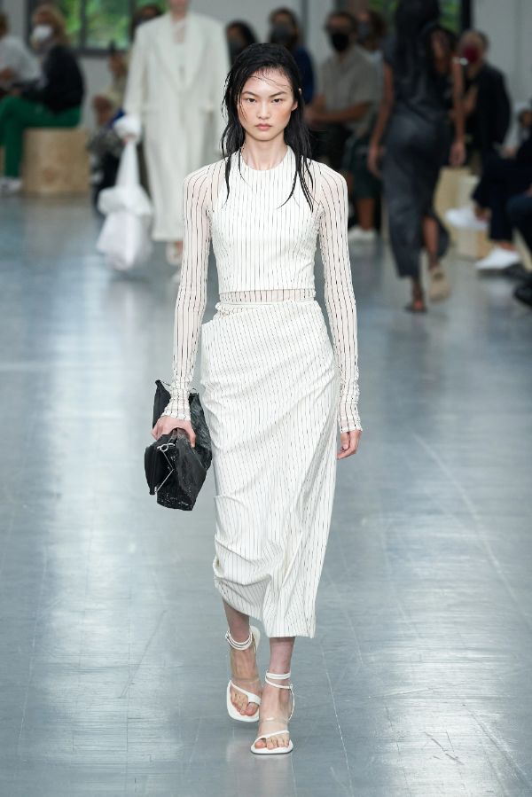 dlouhé bílé šaty - dámské módní trendy 2021