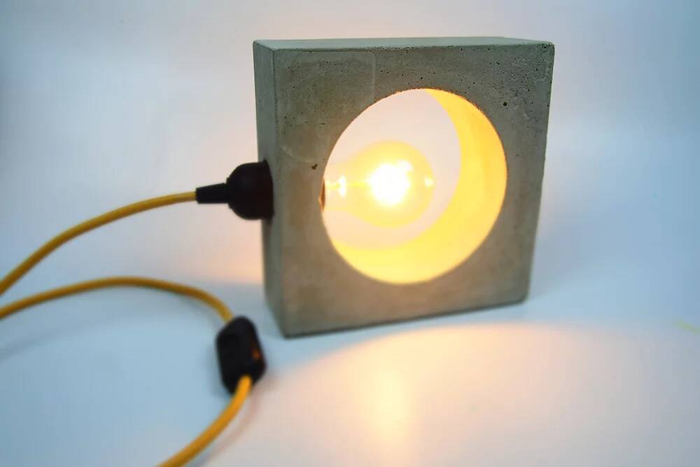 Betonglampe DIY - monter stikkontakten og tilkoblingskabelen