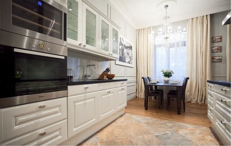 Balta ir smėlio spalvos klasikinio stiliaus virtuvės interjere