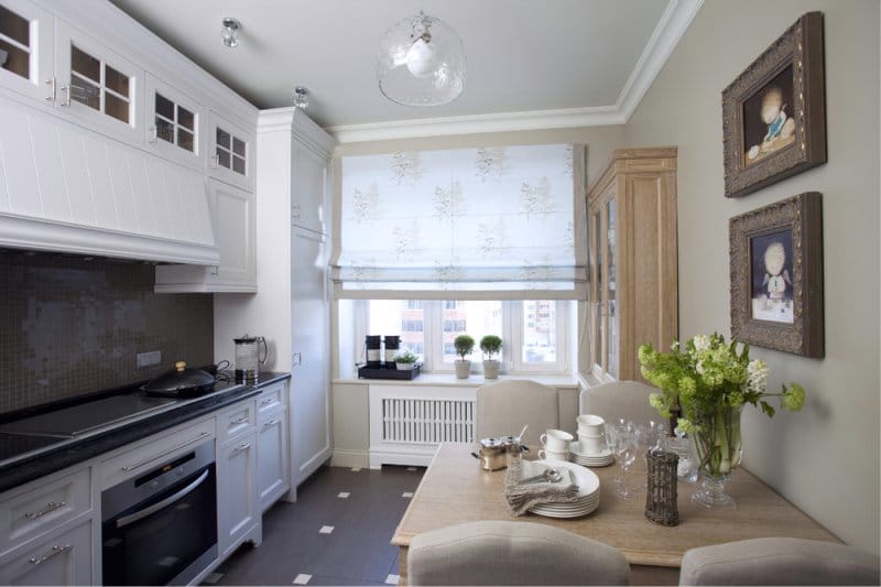 Maža balta ir smėlio spalvos virtuvė klasikinio stiliaus
