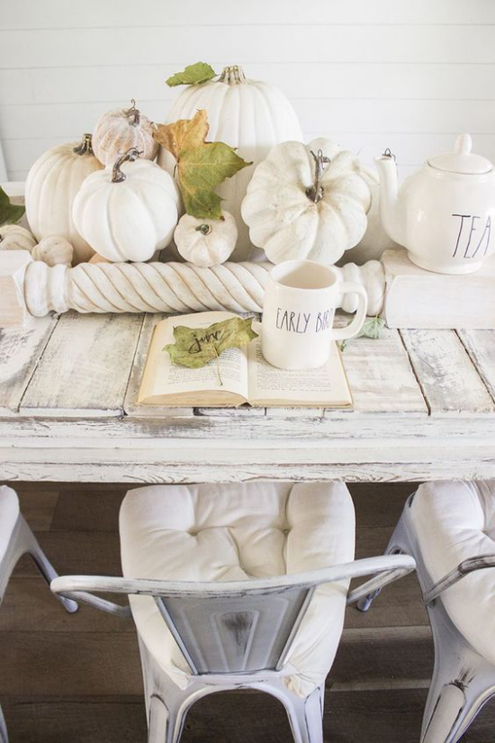 Podzimní dekorace stolu s dýní rustikální uspořádání krásný poutač bílé dýně starý jídelní stůl