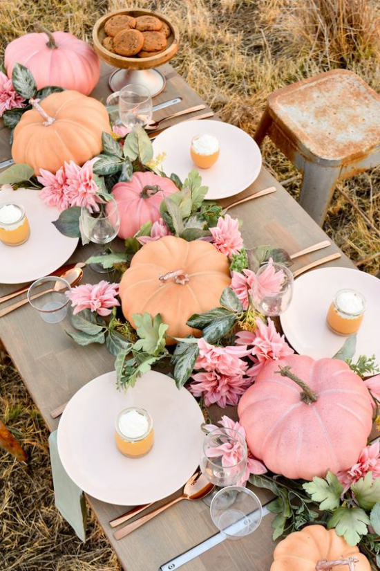 Podzimní dekorace stolu s dýní růžové dýně na sváteční stůl venku