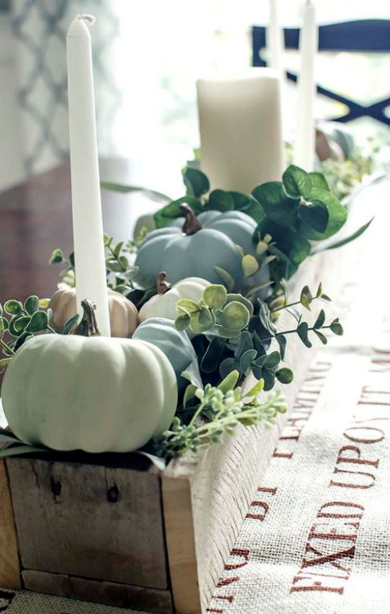 Podzimní dekorace stolu s dýní v dřevěné krabičce uspořádané krásně a přirozeně