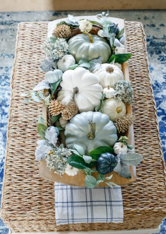 Podzimní dekorace stolu s dýní přirozeně a krásně naaranžovaná na tácku