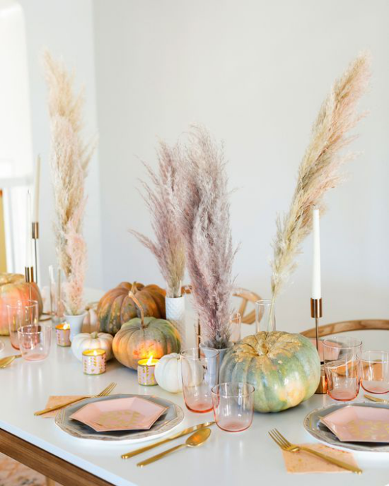 Podzimní dekorace stolu s dýní, slavnostně prostřený stůl, krásné aranžmá poseté okrasnými trávami