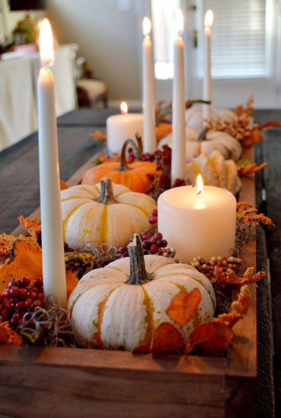 Podzimní dekorace stolu s dýňovými svíčkami barevné podzimní listí svíčky bobule uspořádané na podnose