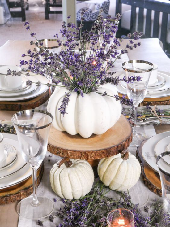 Podzimní dekorace stolu s dýněmi, bílými dýněmi a levandulí, slavnostní sváteční stůl