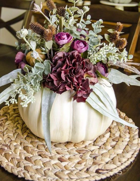 Podzimní dekorace stolu s dýní bílá dýně jako středový kus růže suché bylinky zelené listy eukalyptu