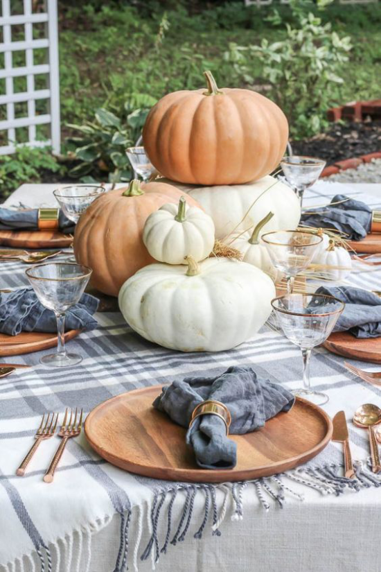 Podzimní dekorace stolu s dýní, prostírání u svátečního stolu, malá rodinná oslava