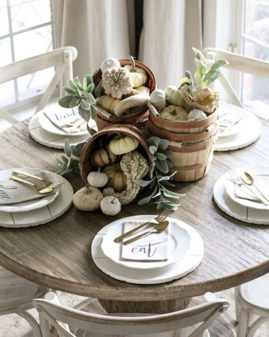 Podzimní dekorace stolu s dýněmi malé dekorativní dýně uprostřed rustikálního stolu v malých sudech se sukulenty