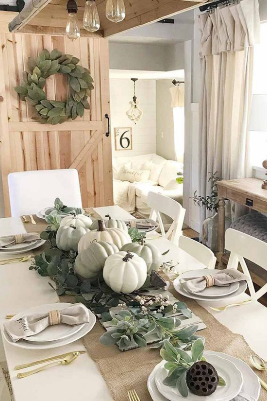 Podzimní dekorace stolu s dýní rustikální atmosféra bílé dýně zelené listy