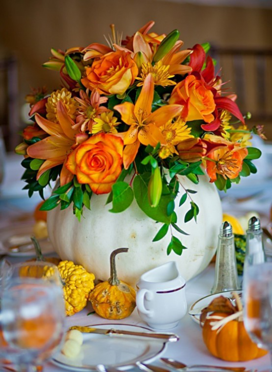 Podzimní dekorace stolu s dýní bílá dýně jako váza pro barevné podzimní květiny, kolem malé dekorativní dýně