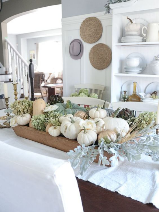 Podzimní dekorace stolu s dýní rustikální pokojová atmosféra krásná dekorace bílé dýně na podnose zelené
