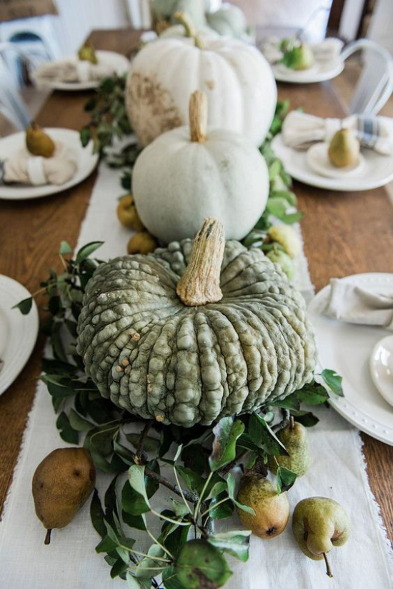 Podzimní dekorace stolu s dýňovými plody zanechává zajímavé uspořádání uprostřed stolu