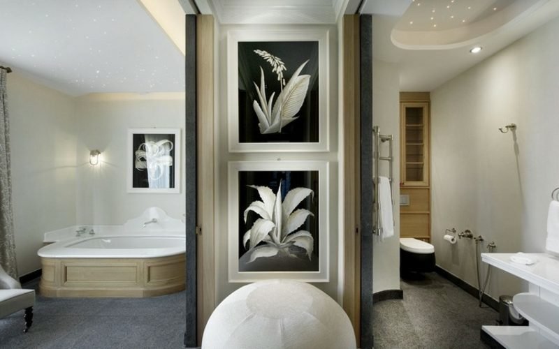 תמונות לשירותים שני מוטיבים פרחוניים בשחור ולבן
