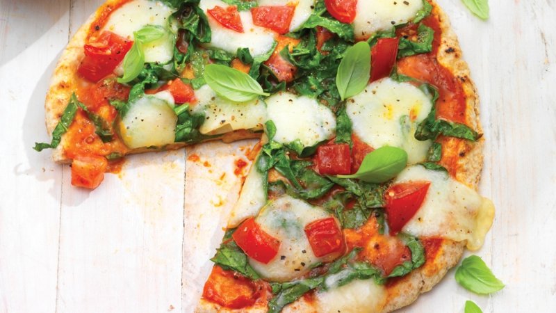 Listová špenátová pizza s rajčaty a mozzarellou
