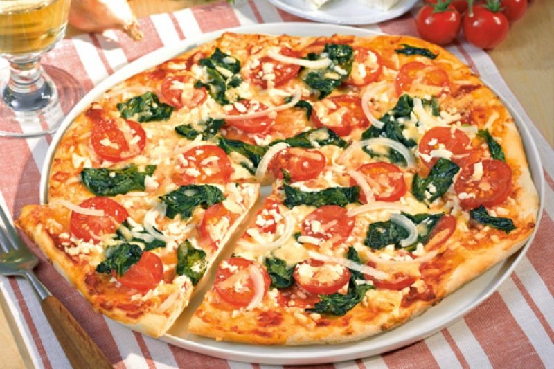 Domácí pizza se zeleninovým rajčatovým špenátem