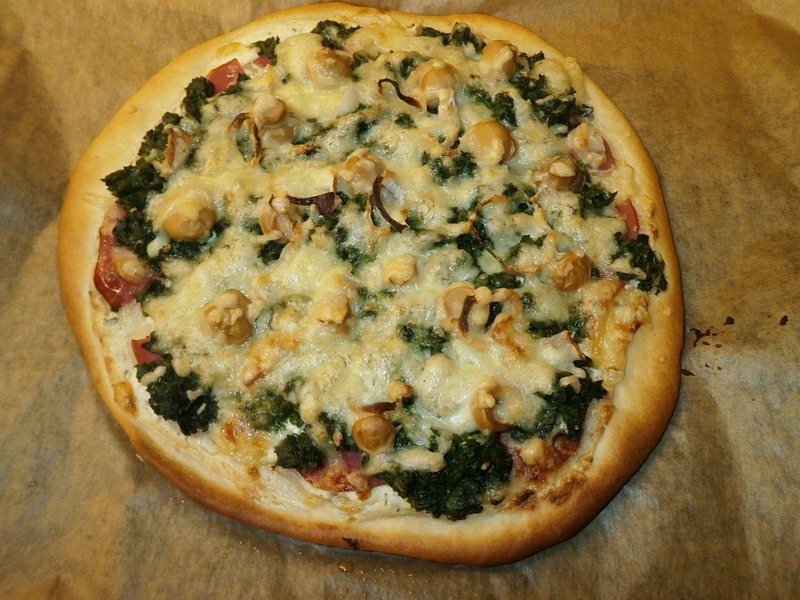 lahodná pizza se špenátem a houbami