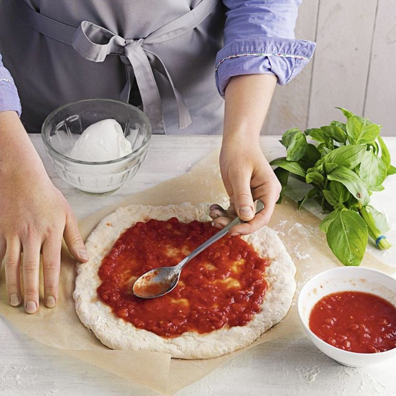 Základ pizzy potřete rajčatovou omáčkou