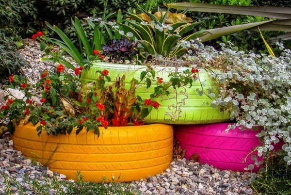 Blomsterbed ideer farget hage ideer småstein resirkulerte materialer