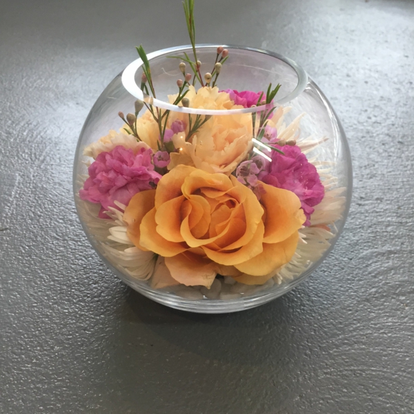 blomsterdekorasjon i et glassballakvarium ferske dekorasjonsideer