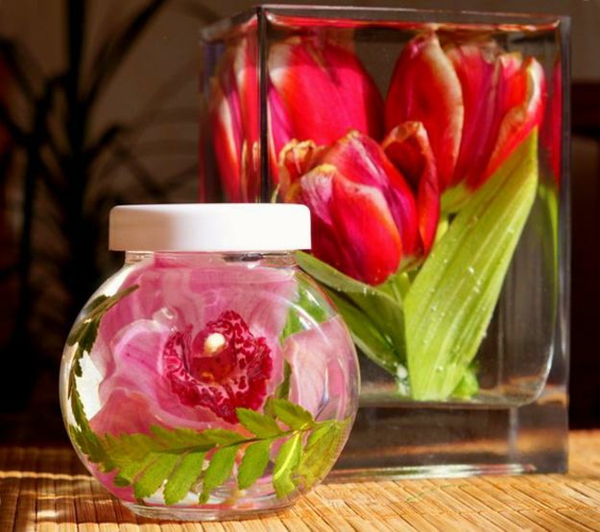 blomsterdekorasjon i en glassmurkrukke uvanlige dekorasjonsideer