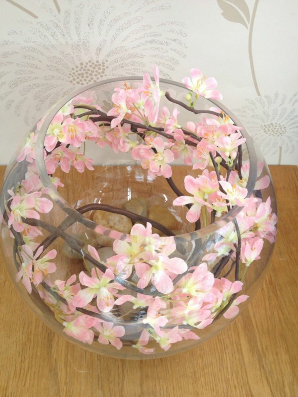 blomsterdekorasjon i et glass kreative dekorasjonsideer blomster vann
