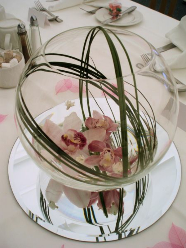 blomsterdekorasjon i glassborddekorasjon bryllup romantisk frisk