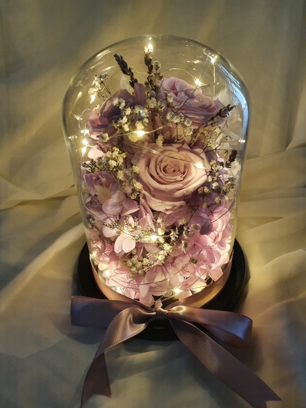 blomsterdekorasjon i glassglasskuppel diy dekorasjonsideer
