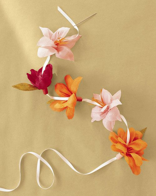 Lag blomsterkranser med crepe -papir, vakre veggdekorasjonsideer