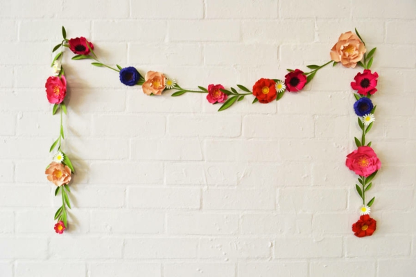 Gjør blomsterkranser farget papir med vakre veggdekorasjoner